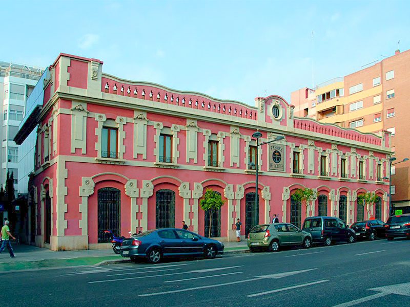 Fachada antigua aceitera avenida del puerto Valencia